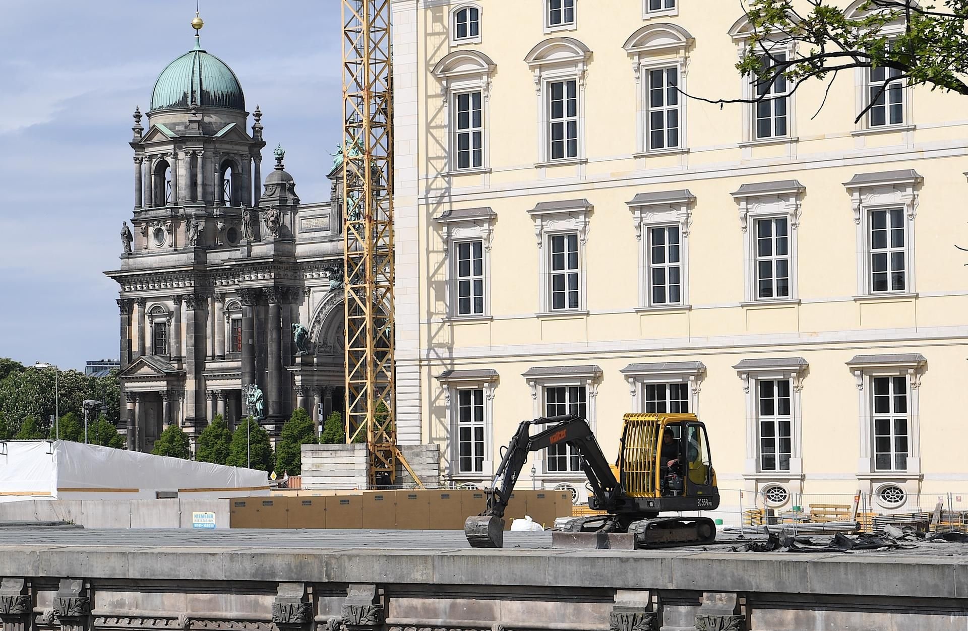 Baustelle des Freiheits- und Einheitsdenkmal: Baggern für das Denkmal vor dem Berliner Schloss.