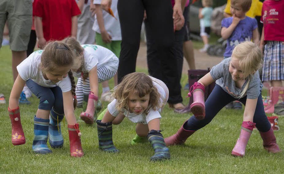 Darina, Lilli und Elena (v. l.) laufen als Stiefelkäfer um die Wette.