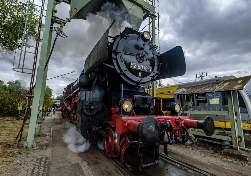 Ein Magnet für viele Bahnfans und vor allem für Kinder war die Dampflok BR 52, mit der das Publikum eine Runde fahren konnte.