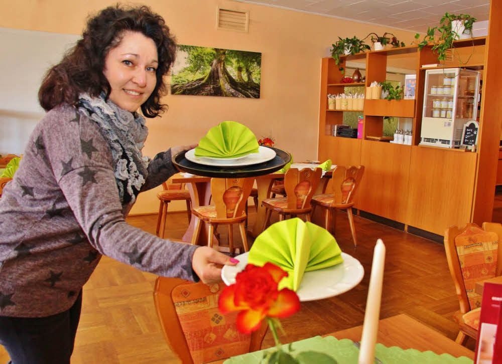 Mitarbeiterin Bianca Schmied deckt die Tische ein.