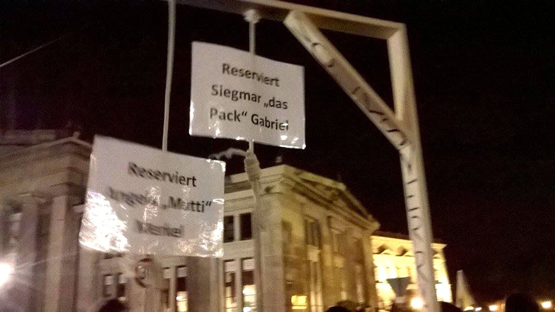Pegida-Demonstration am 12.10.2015 in Dresden mit einem Galgen
