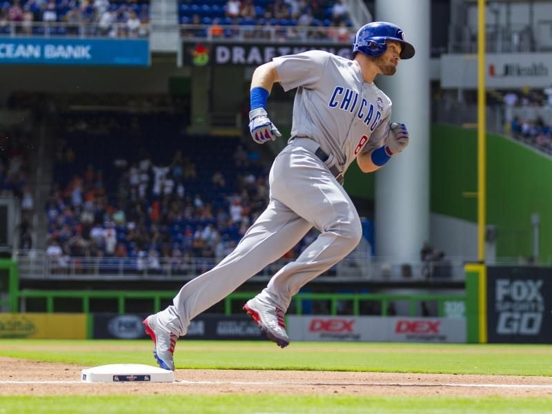 Ian Happ von den Chicago Cubs verwandelte den ersten Pitch der Saison gleich zu einem Homerun. Foto: Matias J. Ocner/Miami Herald/AP