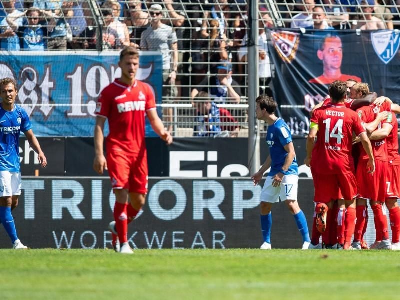 Gelungener Auftakt: Kölns Spieler bejubeln die Führung in Bochum. Foto: Guido Kirchner