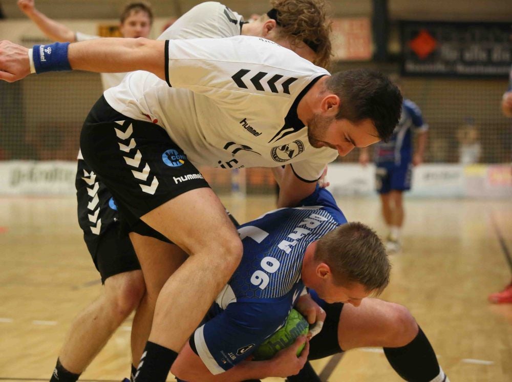 Radek Sliwka (in weiß) und Bernburg lieferten dem DRHV um Jakub Hrstka einen harten Kampf.