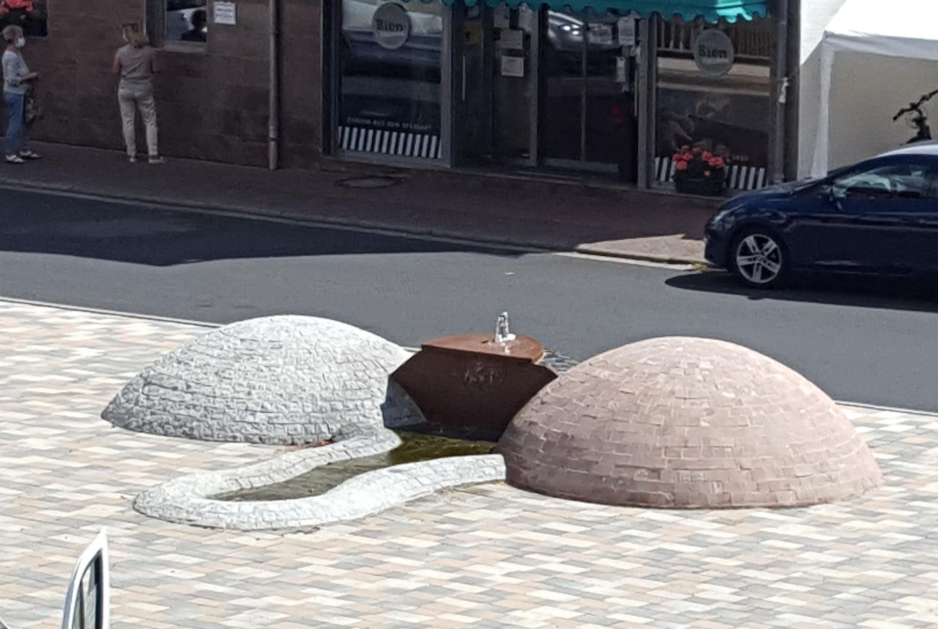 Der Brunnen in Penis-Form auf dem Franz-Korn-Platz vor der katholischen Kirche St. Martin in Jossgrund-Oberndorf zieht immer mehr Schaulustige an.