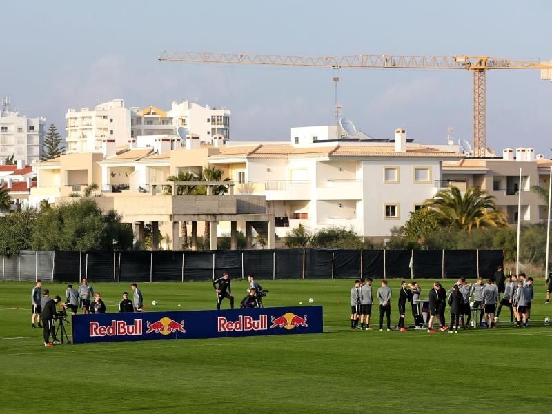 Das Team von RB Leipzig trainiert auf einem Sportplatz des Teamhotels in Lagos.