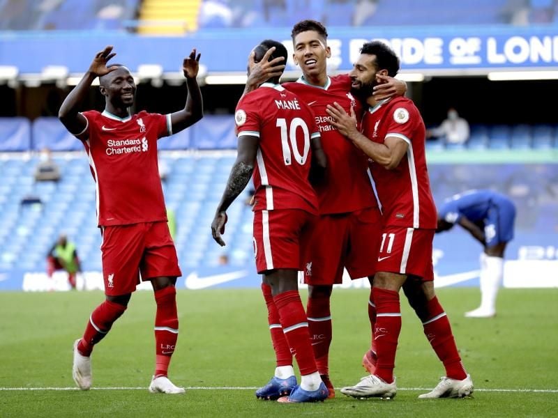 Liverpools Sadio Mane (l) feiert mit seinen Teamkollegen ein Tor. Foto: Matt Dunham/PA Wire/dpa