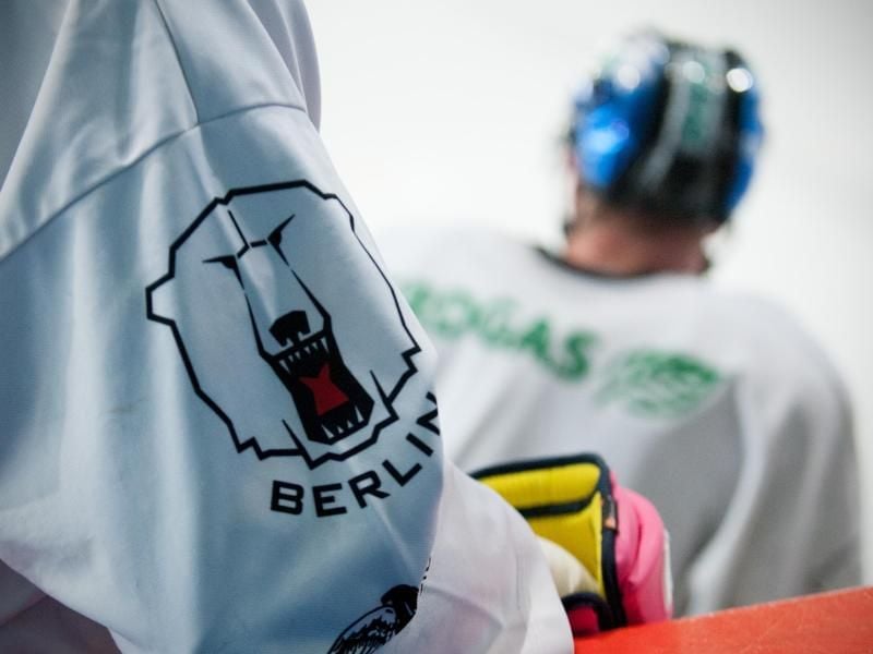 Das Team der Eisbären Berlin haben sich wegen eines Corona-Falls im Umfeld der Mannschaft in häusliche Quarantäne begeben. Foto: Oliver Mehlis/dpa-Zentralbild/dpa
