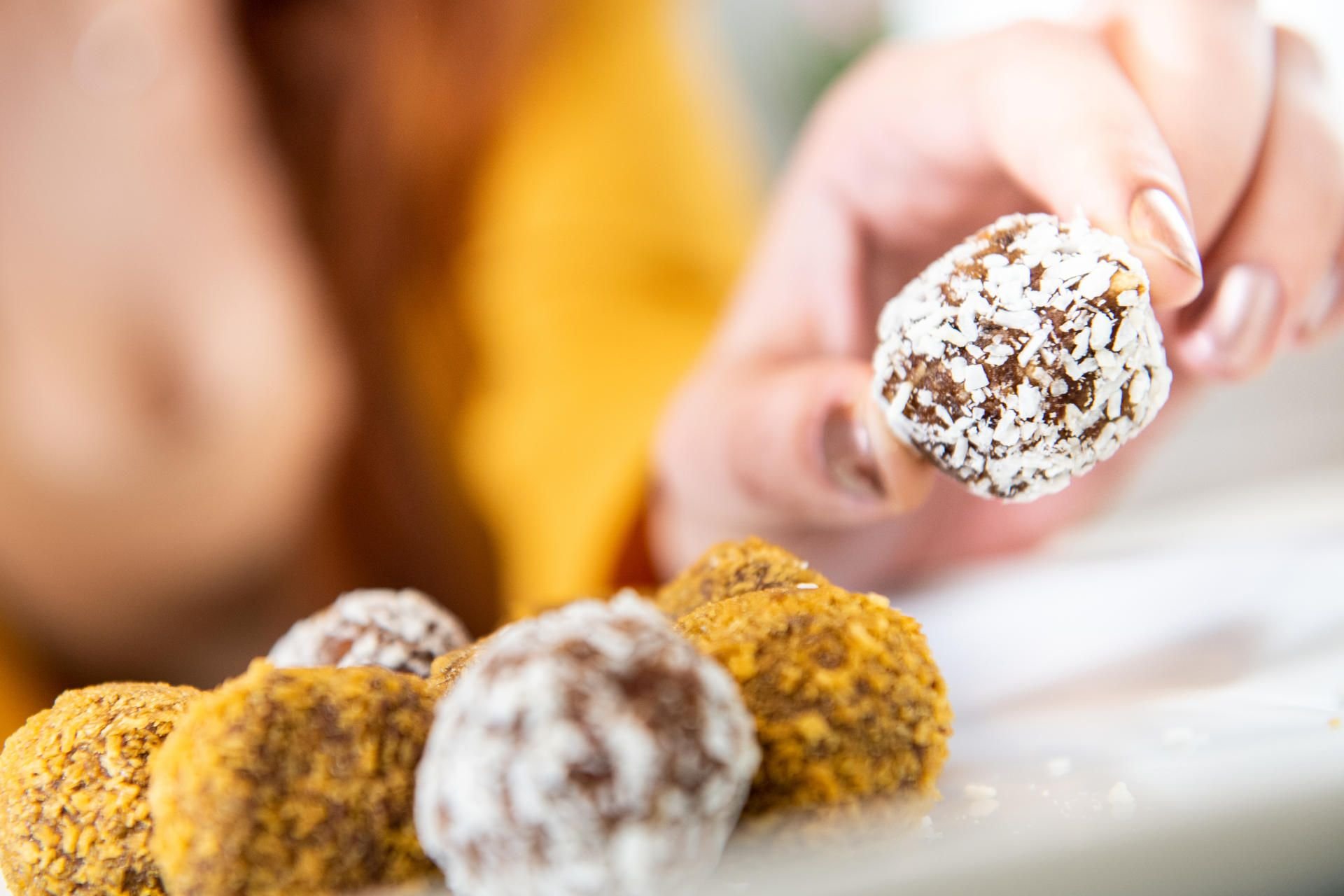 Süß, aber gesünder als Schokolade: Energiebällchen aus Trockenfrüchten und Nüssen stillen den Heißhunger.