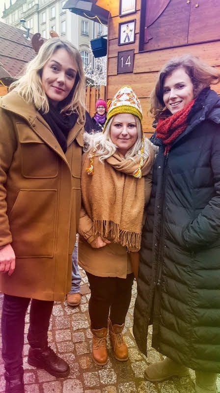 Franziska Franke (Mitte) mit den Tatort-Kommissarinnen Sieland und Gorniak alias Alwara Höfels (li.) und Karin Hanczweski.