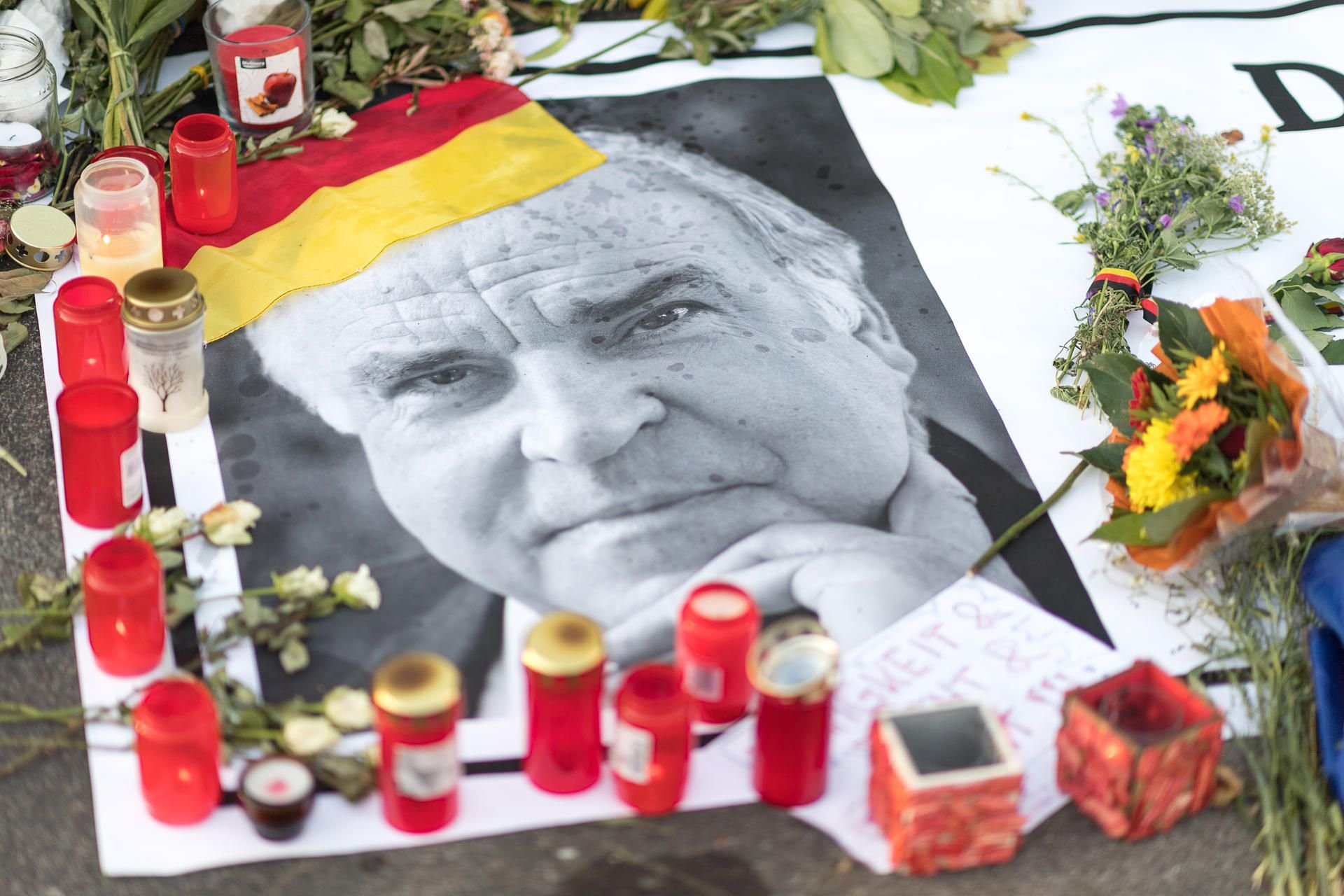 Kerzen stehen am 19.06.2017 in Oggersheim am Haus des verstorbenen, ehemaligen Bundeskanzlers Kohl.