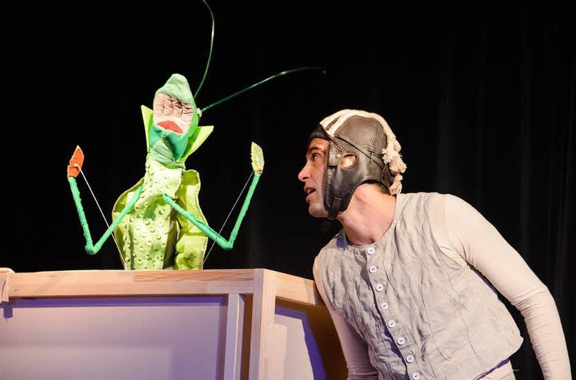 Die Ratschläge der sprechenden Grille (geführt von Markus Sulzbacher) schlägt die Holzpuppe Pinocchio (Antonio Gerolamo Fancellu) in den Wind.