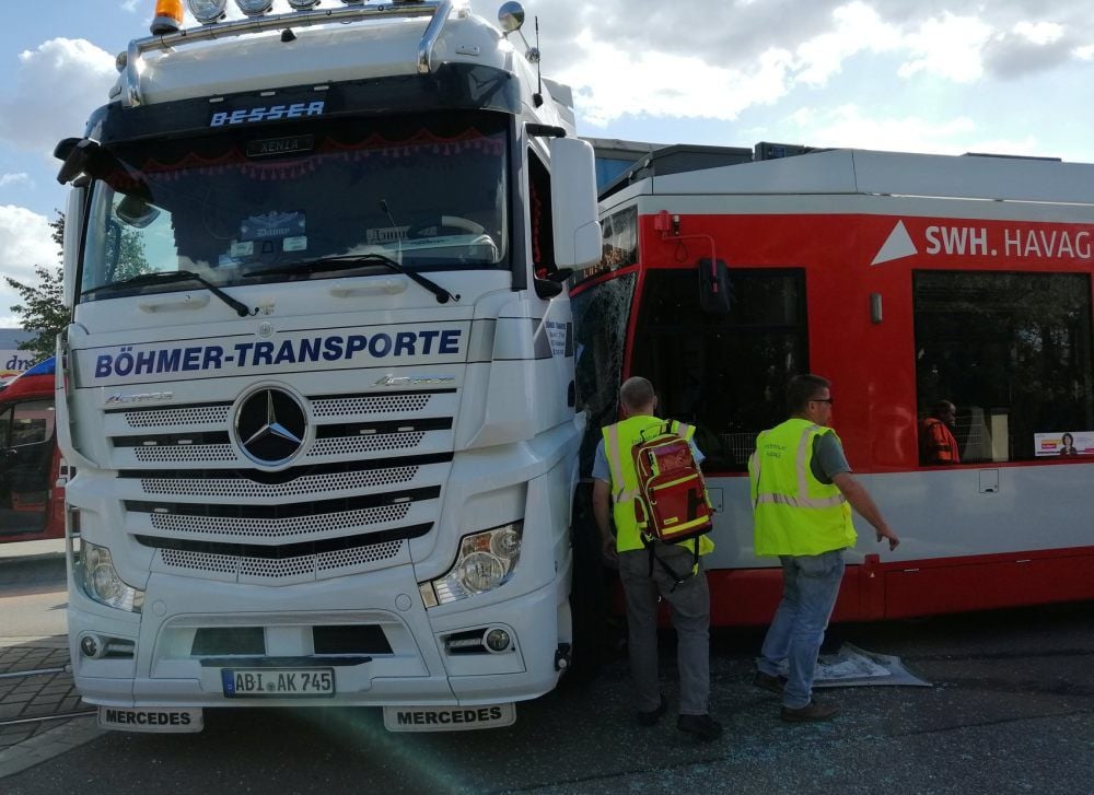 Die Straßenbahn stieß gegen den Laster, als dessen Fahrer nach links über die Gleise fuhr.