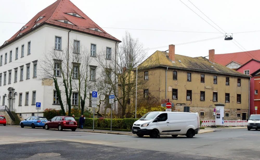 Während das Novalishaus saniert ist, sind die hinteren Gebäude noch in einem beklagenswerten Zustand.