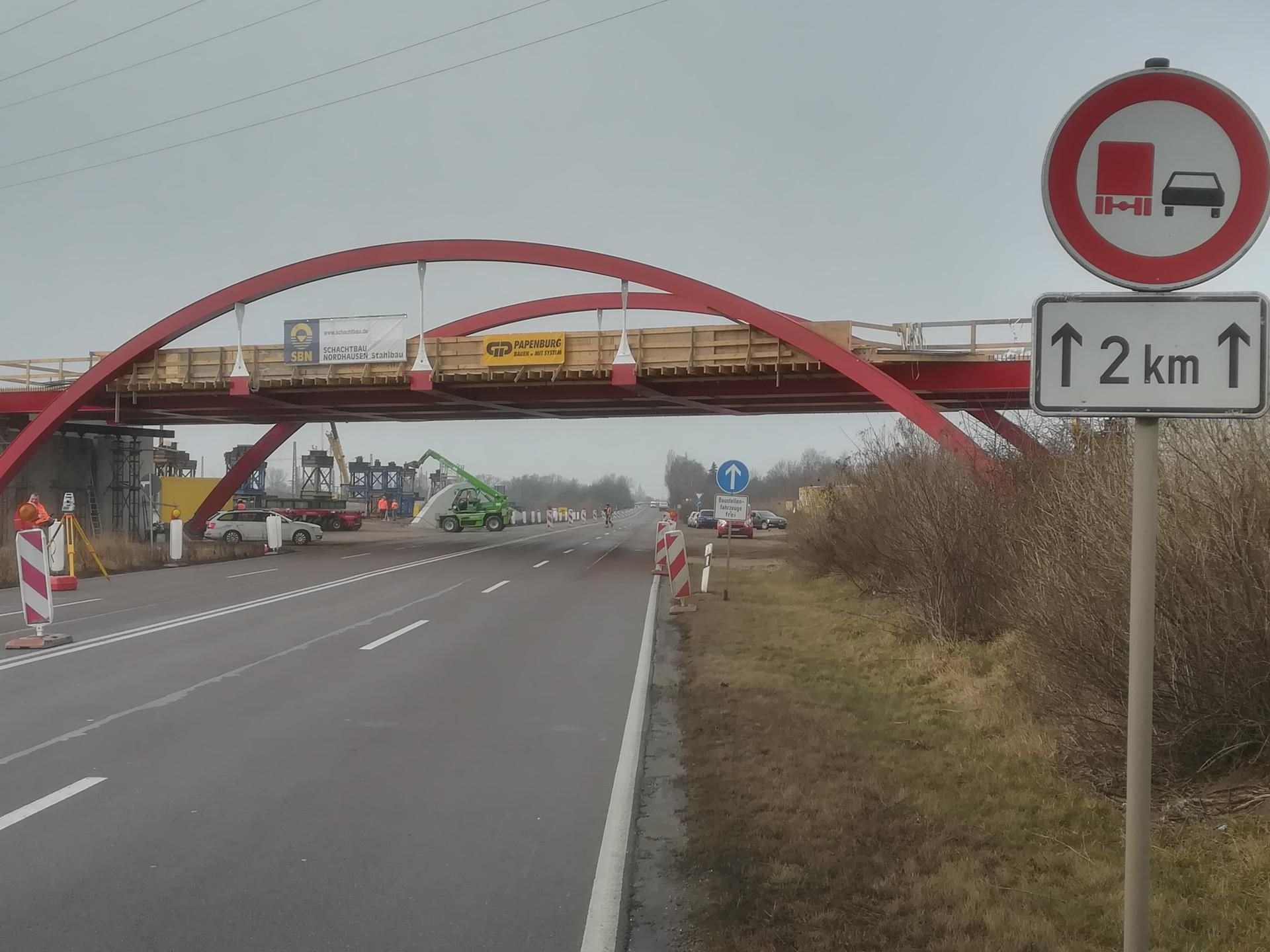 Mit Hilfe selbstfahrender Technik auf mehreren Achsen wurde am frühen Samstagmorgen die neue Brücke über die B 100 eingeschoben - ohne Kran.