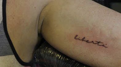 Sanderslebens Ortsbürgermeister Harald Detto ließ sich sein erstes Tattoo stechen: „Liberta“ steht auf dem Oberarm.