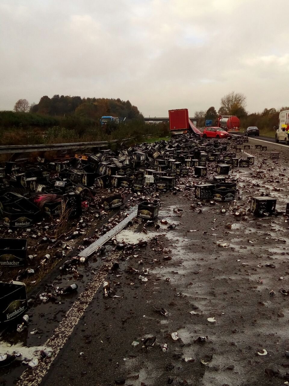 Tausende Bierflschen landeten nach einem Unfall auf der Autobahn 45.