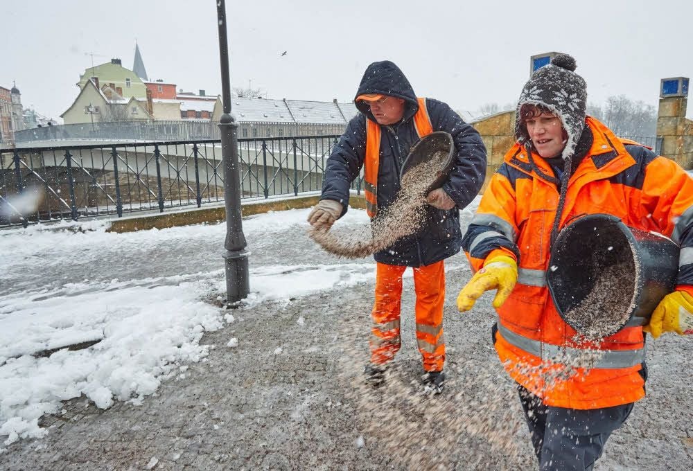 Die Mitarbeiter des Betriebshofs Bernburg, Jörg Trümmel und Kerstin Görnert, streuten unter anderem Sand am Saalplatz.