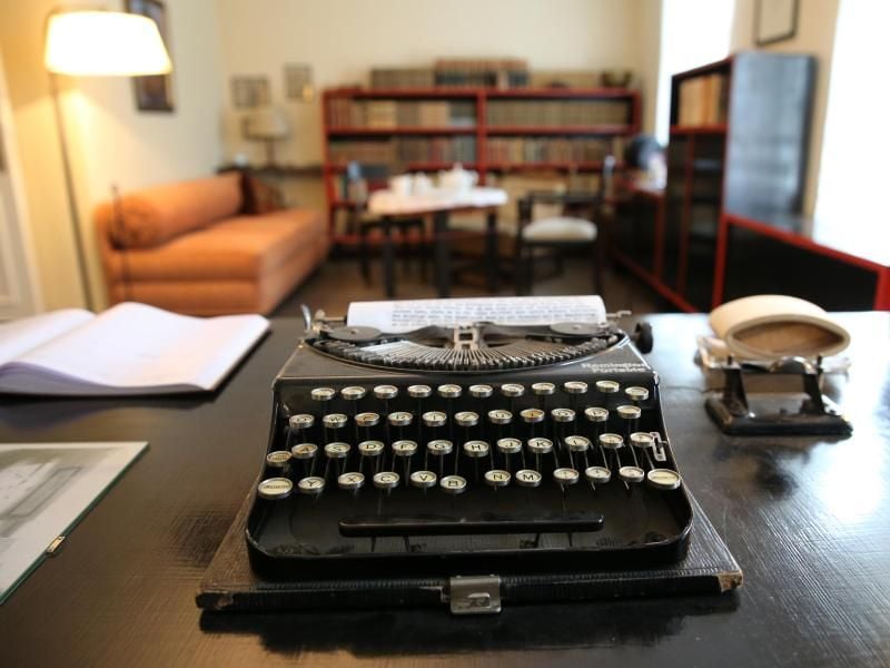 Die Schreibmaschine im Arbeits- und Wohnzimmer im Hans-Fallada-Haus in Carwitz bei Feldberg (Mecklenburg-Vorpommern). Foto: Bernd Wüstneck