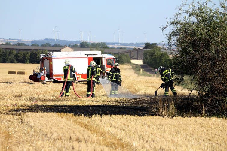 Am Verbindungsweg zwischen Zepzig und dem Bernburger Plattenbauwohngebiet brannte bereits am Montagabend ein Stoppelfeld.