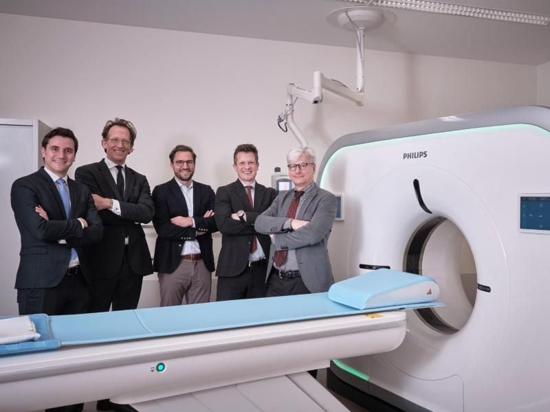 Eine Delegation der Geschäftsführung steht neben dem neuen CT der Paracelsus Klinik. Foto: ---/Philips GmbH Market DACH/dpa