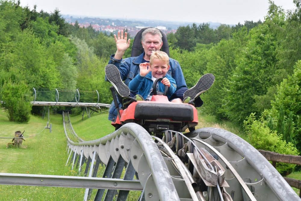 Roland Martin und sein Enkel Luis machen ordentlich Tempo auf der Allwetterrodelbahn in Weißenfels.