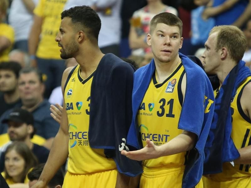 Die ALBA-Profis Johannes Thiemann, Rokas Giedraitis und Luke Sikma (l-r). Foto: Andreas Gora