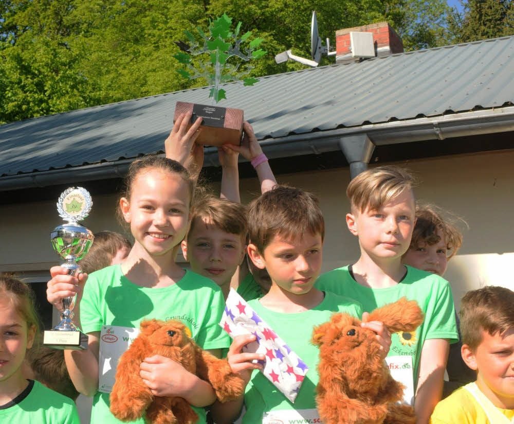 Die erste Mannschaft der Grundschule Eckartsberga freut sich über ihren Sieg beim traditionellen Staffelwettbewerb im Rahmen des Finnelaufes.