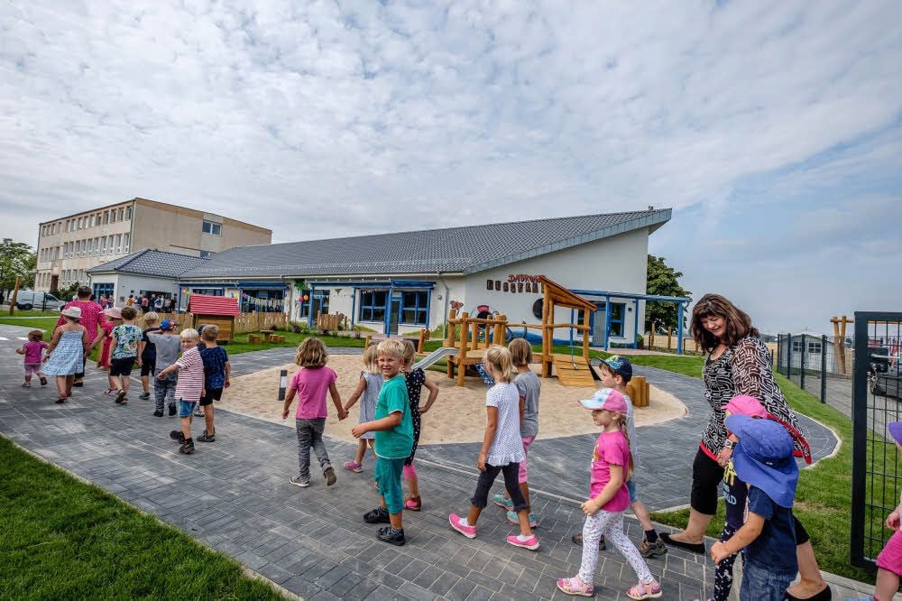 Der ersehnte Tag ist da. Kindergarten- und Krippenkinder können die neu gebaute Einrichtung für die „Elbspatzen“ in Dabrun beziehen. Wer das Logo mit der „MZ virtuell“-App scannt, kann gern auch durch die Kita „spazieren“.