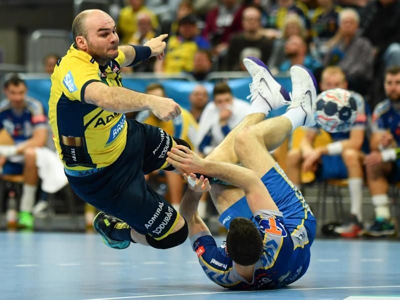 Rafael Baena Gonzalez (l) von den Rhein-Neckar Löwen setzt sich hier gegen Marko Mamic von Kielce durch. Foto: Uwe Anspach
