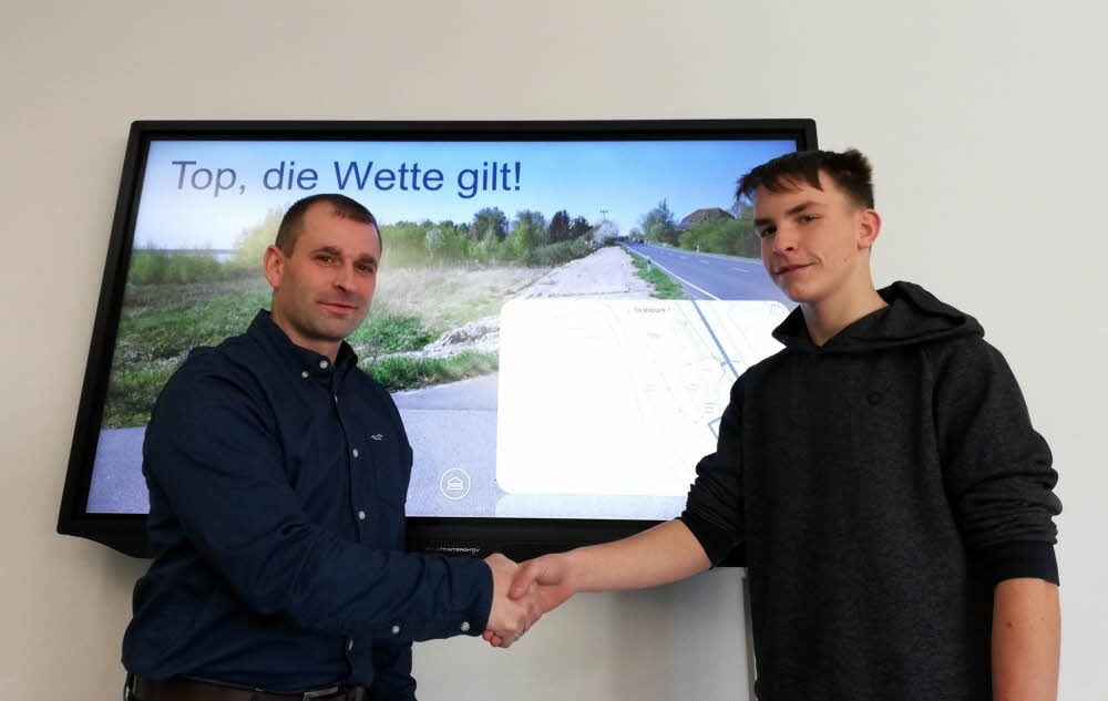Top, die Wette gilt: Mit Handschlag wettet Ferid Giebler mit Fabian Seidel, dass der Jugendgemeinderat die Summe nicht rechtzeitig zusammen hat.