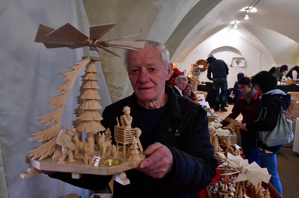 Albert Berghold mit einer seiner Pyramiden, die er gebaut hat. Nur den Pyramidenkopf kauft er dazu.