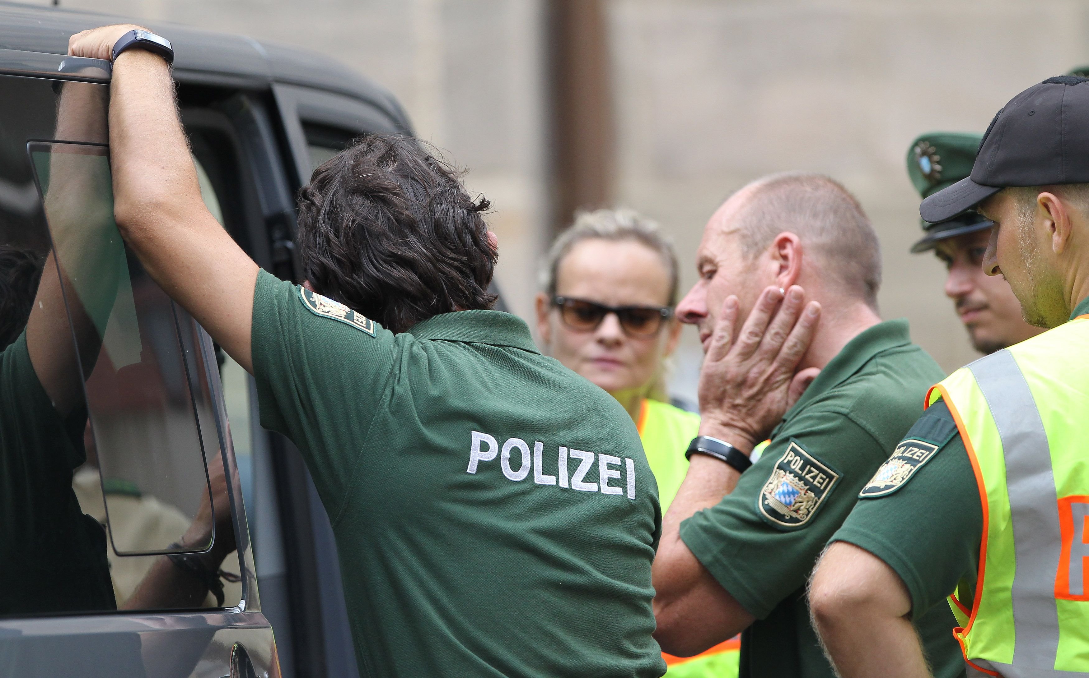 Polizisten beraten sich am Tatort am Tag nach dem Anschlag in Arnsbach.
