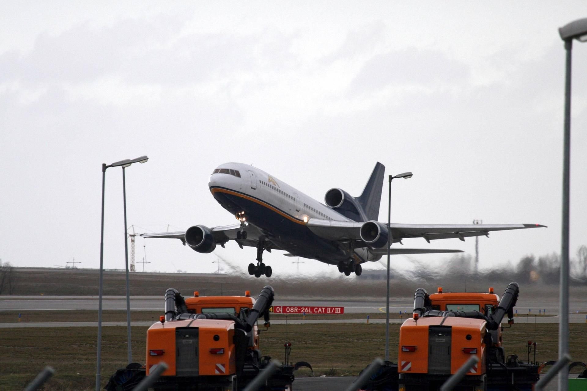 Ein Flugzeug startet am Airport Halle/Leipzig.