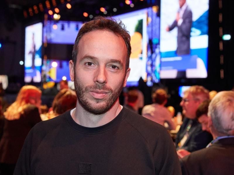 Philipp Westermeyer steht vor einer Bühne in den Messehallen. Foto: Georg Wendt/dpa/Archivbild