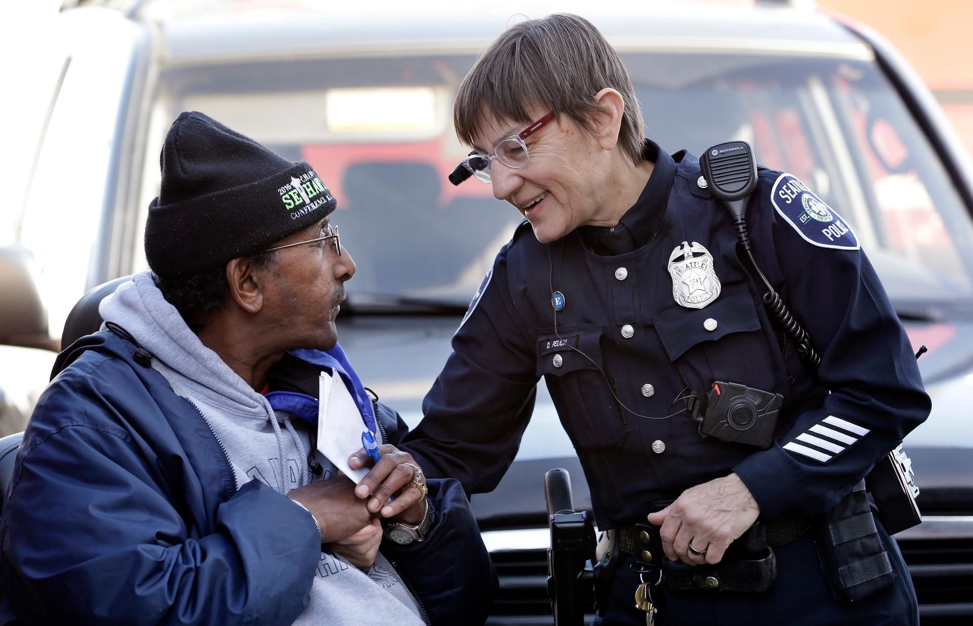 Eine Polizistin in Seattle trägt eine Brille mit einer Kamera.