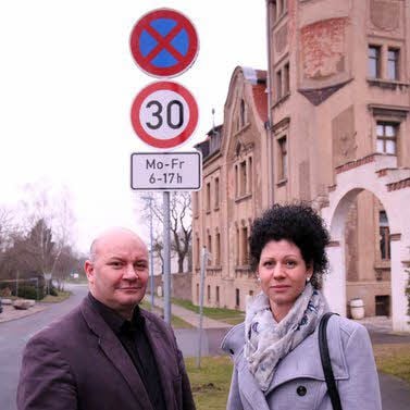Mike Franzelius und Ortschaftsrätin sowie Mutter Christin Duft am neuen Tempo-30-Schild.