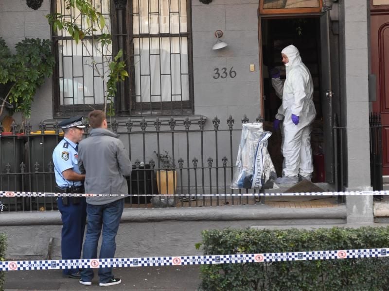 Terrorverdacht: Polizisten und Forensiker stehen in Sydneys Stadtteil Surry Hills vor einem Haus. Foto: Sam Mooy