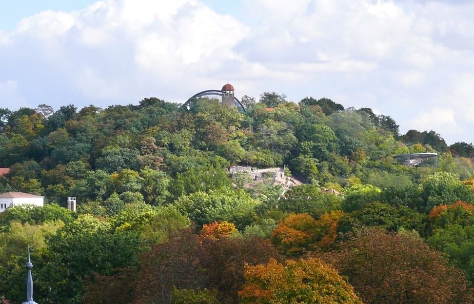 Aussichtsturm und Großvoliere sind Wahrzeichen des Bergzoos in Halle.