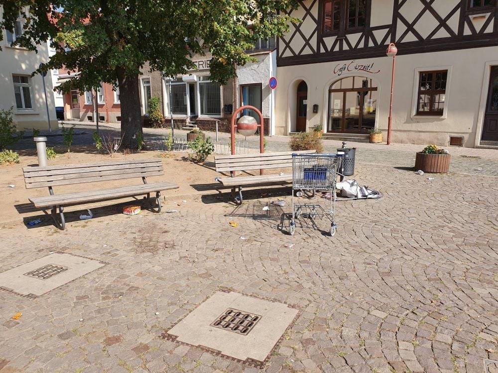Müll, ein gestohlener Einkaufswagen aus dem nahen NP-Markt - so sah der Marktplatz in Nienburg im Herbst 2019 oft aus.