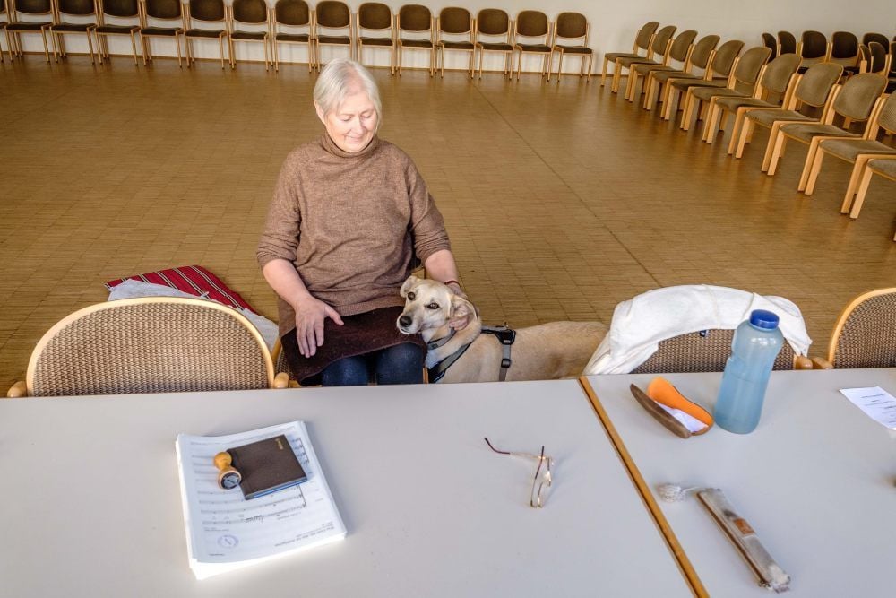 Wittenbergs Stadtkirchenkantorin Heike Mross-Lamberti mit Lilly. Die (musikliebende) Hündin soll einmal in der tiergestützten Arbeit eingesetzt und bis dahin noch ausgebildet werden.