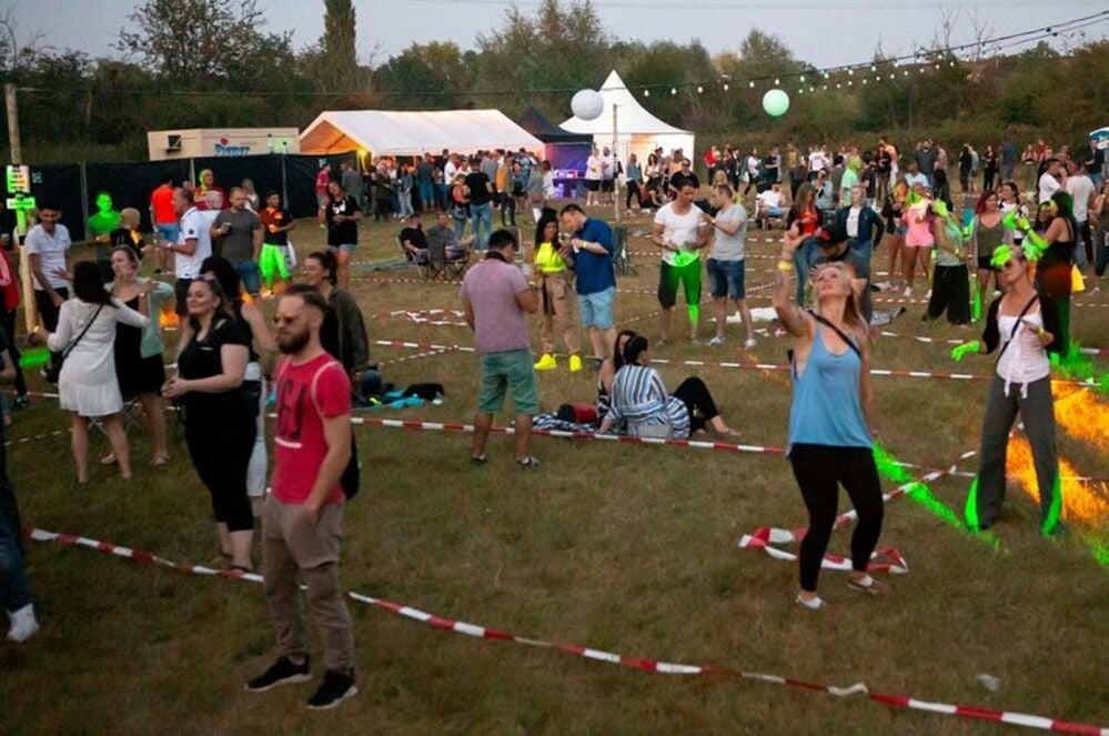Das Partygelände an der Baggerkiete war zum Abstand halten in mehrere Quadranten unterteilt.
