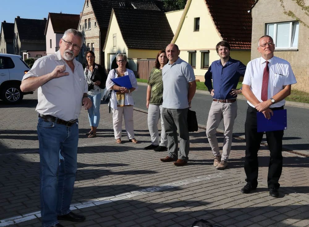 Am 29. August stellte Ortsbürgermeister Helmut Schmidt (links) der Kommission Riestedt vor.