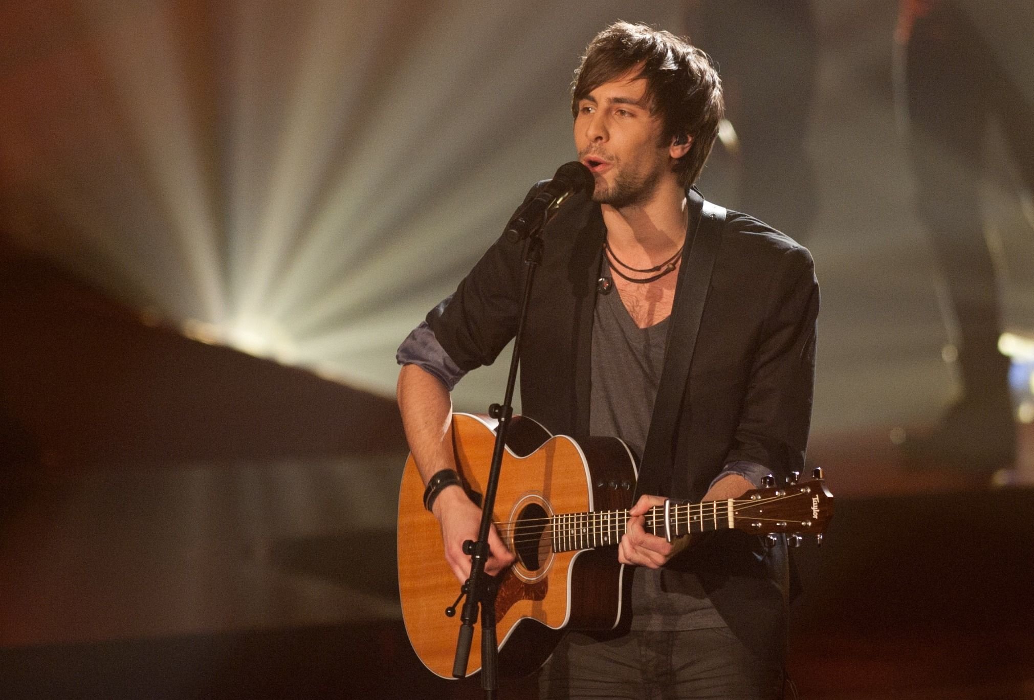 Max Giesinger auf der Bühne.