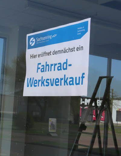 Schilder weisen bereits auf den neuen Werksverkauf von Sachsenring hin.