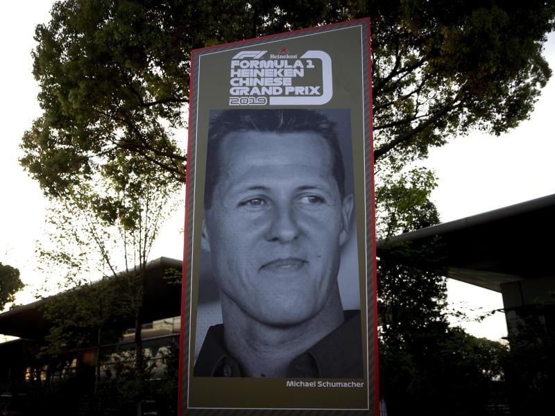 Im Fahrerlager in Shanghai gibt es unter anderem Aufsteller mit Bildern von Formel-1-Ikonen wie Michael Schumacher. Foto: Andy Wong/AP