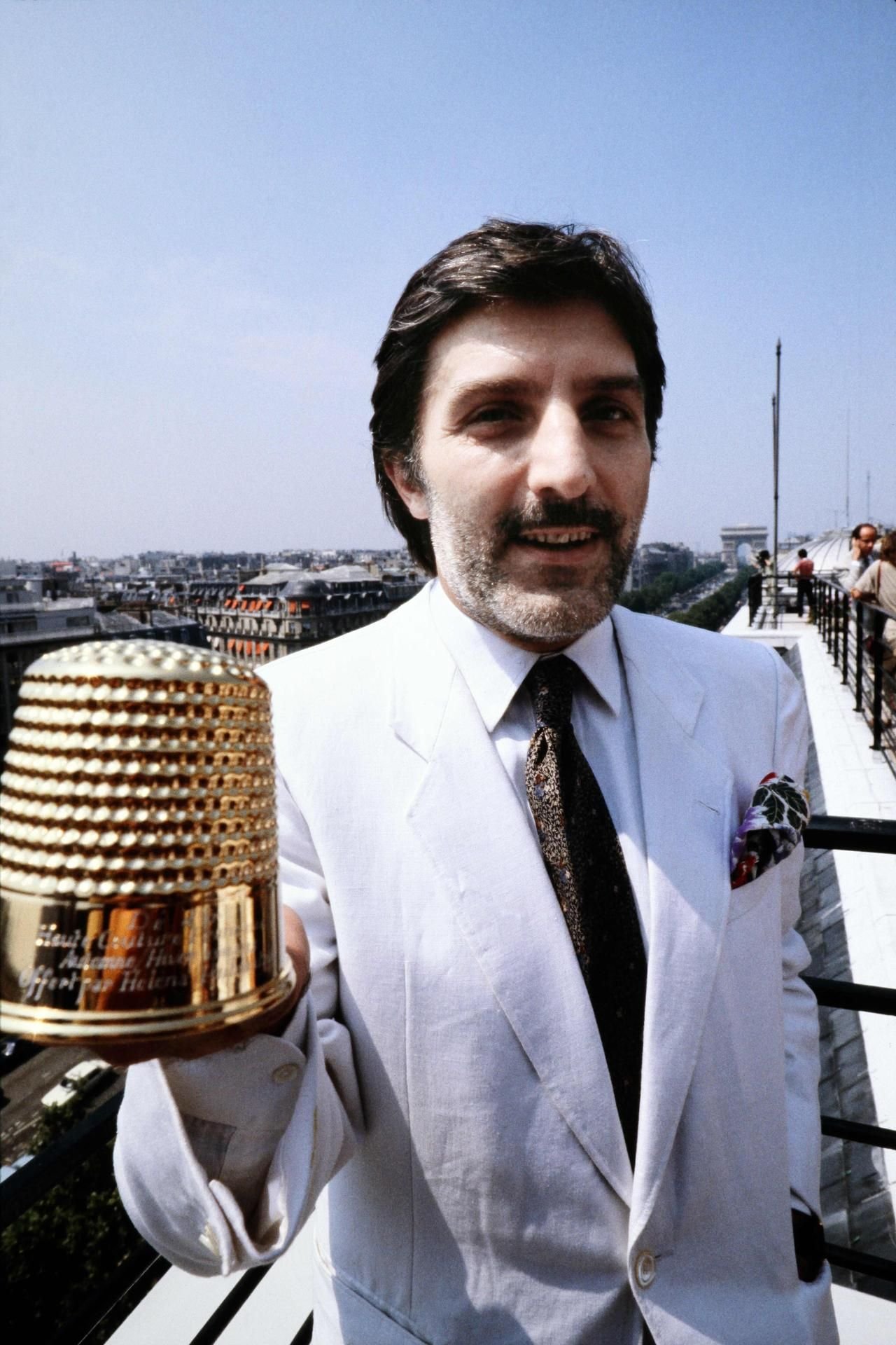Emanuel Ungaro 1981 mit dem „Goldenen Fingerhut“ in Paris