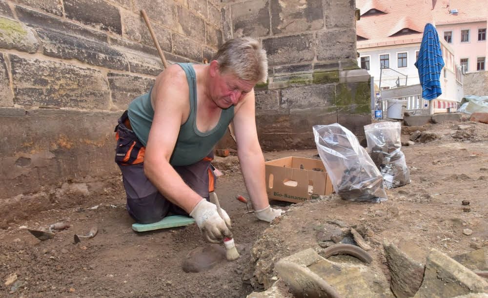 Akribisch Pinselstrich für Pinselstrich sucht Jürgen Burkhardt nach den Spuren der Vergangenheit an der Marienkirche.
