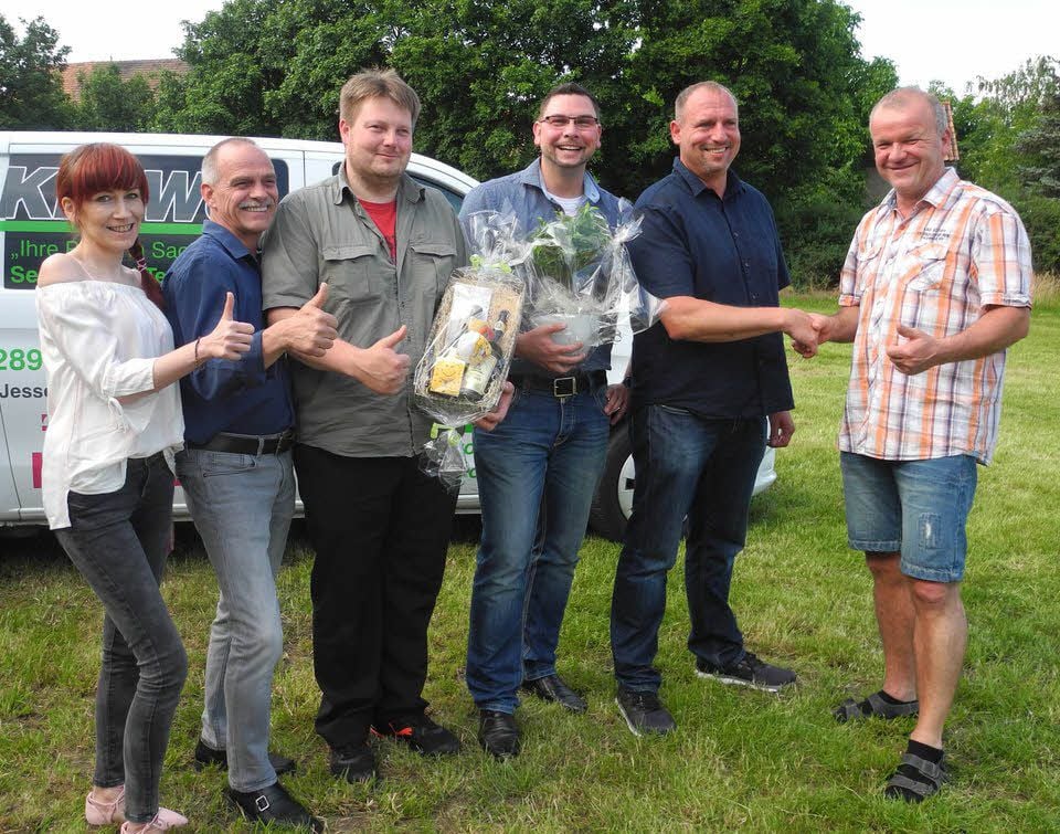 Stellvertretend für den Jessener Gewerbeverein gratuliert Kersten Henze (r.) dem „EP: KraWo-Team“ zum fünfjährigen Bestehen: (v.l.) Nadine Dannenberg, Ralf Petrich, Marc Sagurski, die Geschäftsinhaber Kevin Wolters und Sebastian Krawczyk.