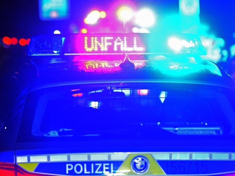 Der Schriftzug „Unfall” leuchtet an einem Streifenwagen. Foto: Stefan Puchner/dpa/Symbolbild